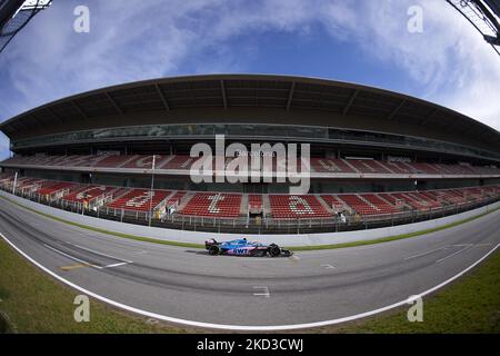 Esteban Ocon aus Frankreich fährt den (31) Alpine F1 A522 Renault während des zweiten Tages von F1 Tests auf dem Circuit de Barcelona-Catalunya am 24. Februar 2022 in Barcelona, Spanien. (Foto von Jose Breton/Pics Action/NurPhoto) Stockfoto