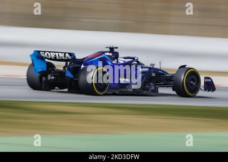 06 Nichola Latifi, Williams Racing, FW44, Aktion während der Formel-1-Wintertests auf dem Circuit de Barcelona - Catalunya am 24. Februar 2022 in Barcelona, Spanien. (Foto von Xavier Bonilla/NurPhoto) Stockfoto