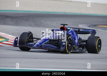 06 Nichola Latifi, Williams Racing, FW44, Aktion während der Formel-1-Wintertests auf dem Circuit de Barcelona - Catalunya am 24. Februar 2022 in Barcelona, Spanien. (Foto von Xavier Bonilla/NurPhoto) Stockfoto