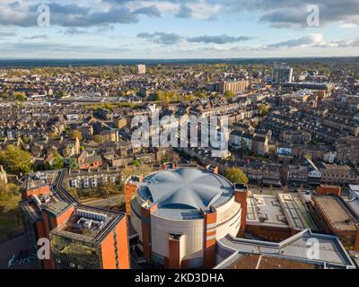 Luftaufnahme des Harrogate Convention Centre und der Stadt in North Yorkshire, Großbritannien. Modernes Gebäude für Veranstaltungen und Konferenzen. Stockfoto