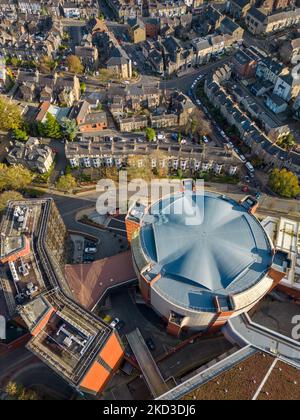 Luftaufnahme des Harrogate Convention Centre und der Stadt in North Yorkshire, Großbritannien. Modernes Gebäude für Veranstaltungen und Konferenzen. Stockfoto