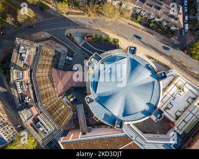 Luftaufnahme des Harrogate Convention Centre und der Stadt in North Yorkshire, Großbritannien. Modernes Gebäude für Veranstaltungen und Konferenzen. Stockfoto