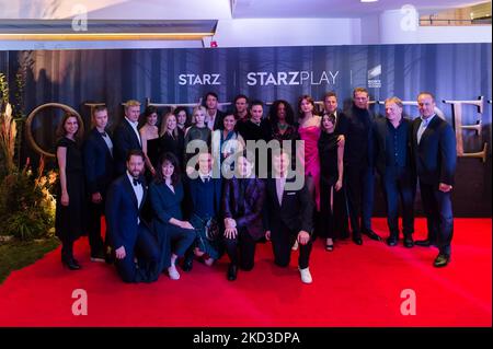 LONDON, GROSSBRITANNIEN - 24. FEBRUAR 2022: Besetzung nimmt an der Premiere der sechsten Staffel von „Outlander“ in der Royal Festival Hall am 24. Februar 2022 in London, England, Teil. (Foto von Wiktor Szymanowicz/NurPhoto) Stockfoto