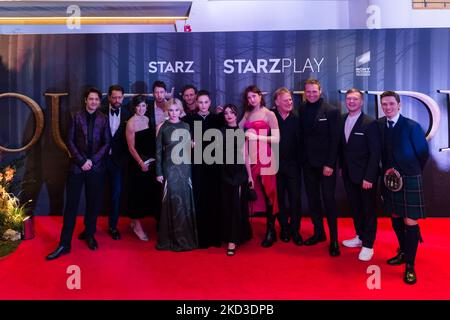 LONDON, GROSSBRITANNIEN - 24. FEBRUAR 2022: Besetzung nimmt an der Premiere der sechsten Staffel von „Outlander“ in der Royal Festival Hall am 24. Februar 2022 in London, England, Teil. (Foto von Wiktor Szymanowicz/NurPhoto) Stockfoto