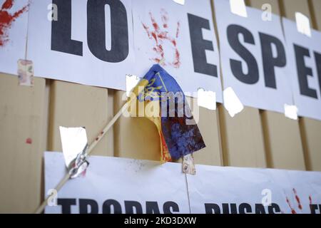 Vor der russischen Botschaft wurde am 24. Februar 2022 in Mexiko-Stadt, Mexiko, eine ukrainische Flagge aufgestellt. In Mexiko lebende ukrainische Bürger demonstrierten vor der russischen Botschaft, um die Aktionen des eurasischen Landes zur Intervention in den prorussischen separatistischen Regionen Donezk und Luhansk zur angeblichen Verteidigung gegen die OTAN abzulehnen. (Foto von Guillermo GutiÃ©rrez/NurPhoto) Stockfoto