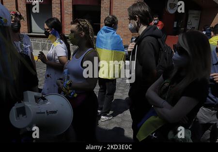 Ein Mitglied der ukrainischen Gemeinschaft in Mexiko trägt eine Flagge auf seinem Rücken, bevor er vor der russischen Botschaft in Mexiko-Stadt gegen den russischen Präsidenten Wladimir Putin protestierte, nachdem er den Beginn einer Militärstrategie in mehreren ukrainischen Städten angeordnet hatte. Mehr als 100.000 Menschen sind aus ihren Häusern geflohen und Zehntausende haben das Land seit Beginn der russischen Offensive verlassen, so die UN-Flüchtlingsbehörde. (Foto von Gerardo Vieyra/NurPhoto) Stockfoto