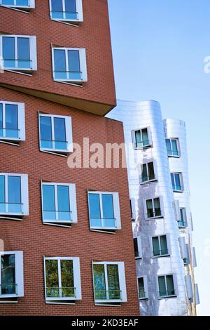 Moderne Gebäude des amerikanischen Stararchitekten Frank O. Gehry im Neuen Zollhof im Düsseldorfer Medienhafen. Stockfoto