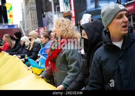 Tausende von Antikriegsdemonstranten überfluteten die Straßen von New York City, die am 23. Februar 2022 vom Times Square zur Ständigen Vertretung der Russischen Föderation marschierten und ein Ende der russischen militärischen Aggression in der Ukraine forderten. (Foto von Karla Ann Cote/NurPhoto) Stockfoto