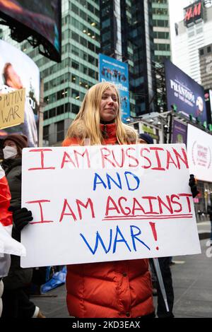 Tausende von Antikriegsdemonstranten überfluteten die Straßen von New York City, die am 23. Februar 2022 vom Times Square zur Ständigen Vertretung der Russischen Föderation marschierten und ein Ende der russischen militärischen Aggression in der Ukraine forderten. (Foto von Karla Ann Cote/NurPhoto) Stockfoto