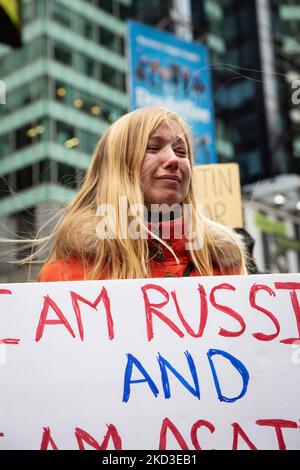 Tausende von Antikriegsdemonstranten überfluteten die Straßen von New York City, die am 23. Februar 2022 vom Times Square zur Ständigen Vertretung der Russischen Föderation marschierten und ein Ende der russischen militärischen Aggression in der Ukraine forderten. (Foto von Karla Ann Cote/NurPhoto) Stockfoto