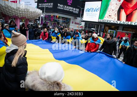 Tausende von Antikriegsdemonstranten überfluteten die Straßen von New York City, die am 23. Februar 2022 vom Times Square zur Ständigen Vertretung der Russischen Föderation marschierten und ein Ende der russischen militärischen Aggression in der Ukraine forderten. (Foto von Karla Ann Cote/NurPhoto) Stockfoto