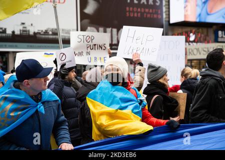 Tausende von Antikriegsdemonstranten überfluteten die Straßen von New York City, die am 23. Februar 2022 vom Times Square zur Ständigen Vertretung der Russischen Föderation marschierten und ein Ende der russischen militärischen Aggression in der Ukraine forderten. (Foto von Karla Ann Cote/NurPhoto) Stockfoto