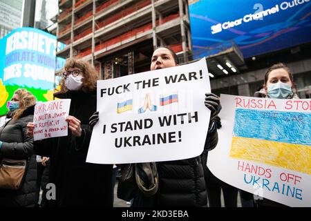 Tausende von Antikriegsdemonstranten überfluteten die Straßen von New York City, die am 23. Februar 2022 vom Times Square zur Ständigen Vertretung der Russischen Föderation marschierten und ein Ende der russischen militärischen Aggression in der Ukraine forderten. (Foto von Karla Ann Cote/NurPhoto) Stockfoto