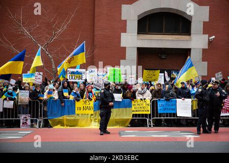 Tausende von Antikriegsdemonstranten überfluteten die Straßen von New York City, die am 23. Februar 2022 vom Times Square zur Ständigen Vertretung der Russischen Föderation marschierten und ein Ende der russischen militärischen Aggression in der Ukraine forderten. (Foto von Karla Ann Cote/NurPhoto) Stockfoto