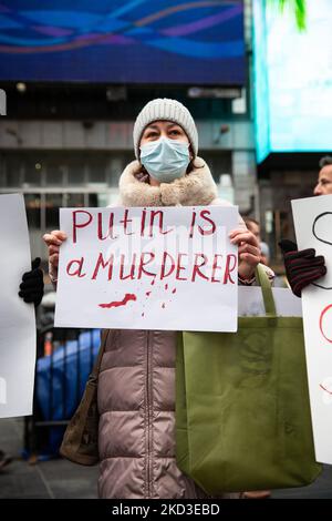 Tausende von Antikriegsdemonstranten überfluteten die Straßen von New York City, die am 23. Februar 2022 vom Times Square zur Ständigen Vertretung der Russischen Föderation marschierten und ein Ende der russischen militärischen Aggression in der Ukraine forderten. (Foto von Karla Ann Cote/NurPhoto) Stockfoto