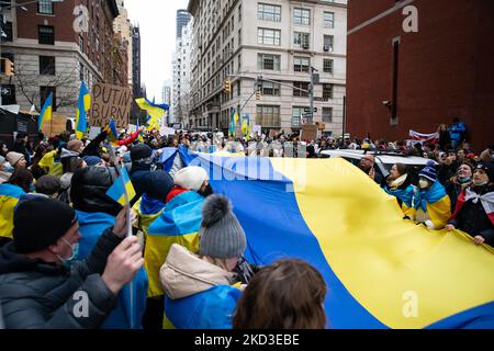 Tausende von Antikriegsdemonstranten überfluteten die Straßen von New York City, die am 23. Februar 2022 vom Times Square zur Ständigen Vertretung der Russischen Föderation marschierten und ein Ende der russischen militärischen Aggression in der Ukraine forderten. (Foto von Karla Ann Cote/NurPhoto) Stockfoto