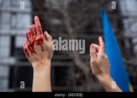 Tausende von Antikriegsdemonstranten überfluteten die Straßen von New York City, die am 23. Februar 2022 vom Times Square zur Ständigen Vertretung der Russischen Föderation marschierten und ein Ende der russischen militärischen Aggression in der Ukraine forderten. (Foto von Karla Ann Cote/NurPhoto) Stockfoto