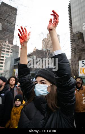 Tausende von Antikriegsdemonstranten überfluteten die Straßen von New York City, die am 23. Februar 2022 vom Times Square zur Ständigen Vertretung der Russischen Föderation marschierten und ein Ende der russischen militärischen Aggression in der Ukraine forderten. (Foto von Karla Ann Cote/NurPhoto) Stockfoto