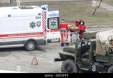 Der Krankenwagen bringt russische Soldaten während des Kampfes mit ukrainischen Kräften der territorialen Verteidigung in Kiew, Ukraine, am 25. Februar 2022, verwundet. (Foto von Sergii Chartschenko/NurPhoto) Stockfoto