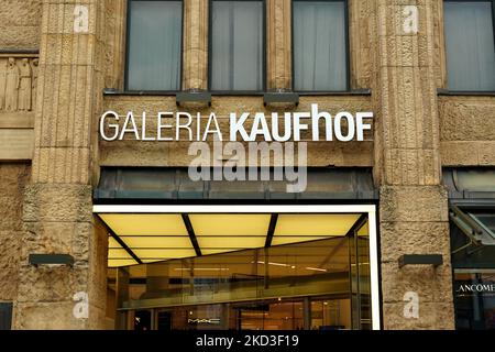 Eingang zum Kaufhaus "Galeria Kaufhof" in der Königsallee Düsseldorf. Galeria ist eine deutsche Kaufhauskette. Stockfoto