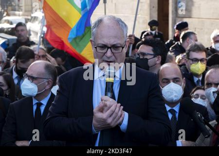 Der Bürgermeister von Rom Roberto Gualtieri hält am 24. Februar 2022 eine Rede gegen den Krieg in der Ukraine in Rom, Italien. Während sich der Konflikt in der Ukraine verschärft, findet in der Nähe der russischen Botschaft in Castro Pretorio, Rom, eine Demonstration zur Unterstützung des Landes statt. Die Demonstration wurde von der Christlichen Vereinigung der Ukrainer organisiert und von vielen anderen Gruppen unterstützt. (Foto von Francesco Boscarol/NurPhoto) Stockfoto