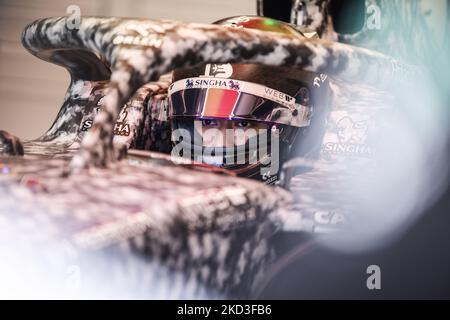 Guanyu Zhou, Alfa Romeo F1 Team Orlen, Portrait während der Formel 1 Wintertests auf dem Circuit de Barcelona - Catalunya am 25. Februar 2022 in Barcelona, Spanien. (Foto von Xavier Bonilla/NurPhoto) Stockfoto