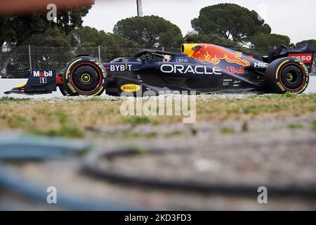 Max Verstappen aus den Niederlanden fährt den (1) Oracle Red Bull Racing RB18 Honda während des dritten Testtages des Jahres F1 auf dem Circuit de Barcelona-Catalunya am 24. Februar 2022 in Barcelona, Spanien. (Foto von Jose Breton/Pics Action/NurPhoto) Stockfoto