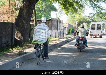 Sansibar City, Tansania - Mai 01,2022: Blick auf die Straße auf die Insel Sansibar, wo sich das alltägliche Leben der Einheimischen aller Altersgruppen zeigt. Stockfoto