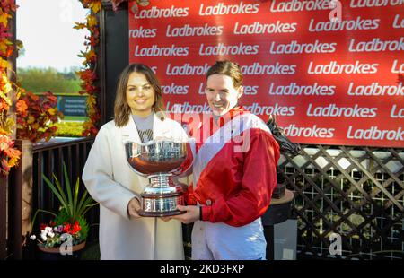 Belfast, Großbritannien. 5.. November 2022. Envoi Allen und Rachael Blackmore gewinnen den Ladbrokes Champion Chase in Down Royal für Trainer Henry De Bromhead und Besitzer Cheveley Park Stud. Quelle: JTW Equine Images/Alamy Live News Stockfoto