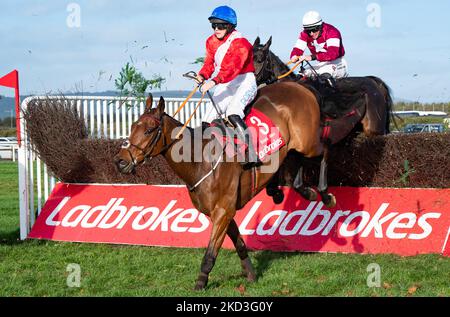 Belfast, Großbritannien. 5.. November 2022. Envoi Allen und Rachael Blackmore gewinnen den Ladbrokes Champion Chase in Down Royal für Trainer Henry De Bromhead und Besitzer Cheveley Park Stud. Quelle: JTW Equine Images/Alamy Live News Stockfoto