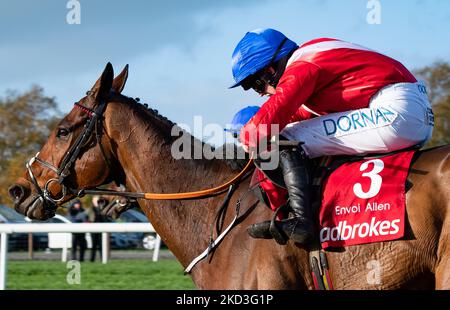 Belfast, Großbritannien. 5.. November 2022. Envoi Allen und Rachael Blackmore gewinnen den Ladbrokes Champion Chase in Down Royal für Trainer Henry De Bromhead und Besitzer Cheveley Park Stud. Quelle: JTW Equine Images/Alamy Live News Stockfoto