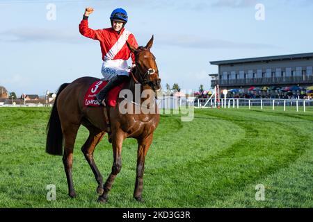 Belfast, Großbritannien. 5.. November 2022. Envoi Allen und Rachael Blackmore gewinnen den Ladbrokes Champion Chase in Down Royal für Trainer Henry De Bromhead und Besitzer Cheveley Park Stud. Quelle: JTW Equine Images/Alamy Live News Stockfoto