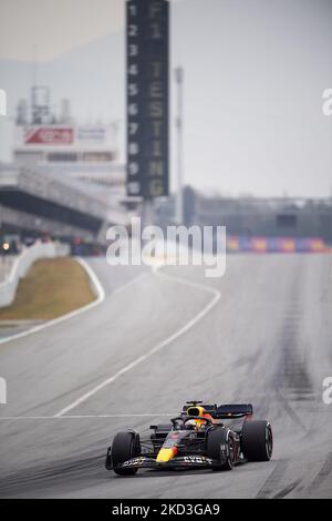 Max Verstappen aus den Niederlanden fährt den (1) Oracle Red Bull Racing RB18 Honda während des dritten Testtages des Jahres F1 auf dem Circuit de Barcelona-Catalunya am 24. Februar 2022 in Barcelona, Spanien. (Foto von Jose Breton/Pics Action/NurPhoto) Stockfoto