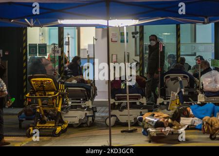 COVID-Patienten werden am 25. Februar 2022 auf Krankenhausbetten außerhalb der Unfall- und Notfallstation des Caritas-medizinischen Zentrums in Hongkong, China, gebracht. (Foto von Marc Fernandes/NurPhoto) Stockfoto