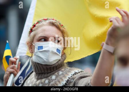 Ein Demonstrator mit einer EU-Flaggenmaske mit einer nationalen A-Flagge der Ukraine während eines Protestes gegen russische Live-Feuer-Angriffe auf die Ukraine vor der Koordinierungskommission Moskau-Taipei in Taiwan, in Taipei, Taiwan, 25. Februar 2022. Mehrere westliche Länder, darunter die USA und das Vereinigte Königreich, haben Sanktionen gegen Russland verhängt, wobei baltische Staaten, darunter Litauen und Estland, die Ukraine unterstützen. (Foto von Ceng Shou Yi/NurPhoto) Stockfoto