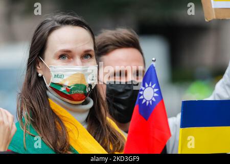 Ein Demonstrator mit Plakaten auf Nationalflaggen der Ukraine und Taiwans während eines Protestes gegen russische Live-Feuer-Angriffe auf die Ukraine vor der Koordinierungskommission Moskau-Taipei in Taiwan, in Taipei, Taiwan, 25. Februar 2022. Mehrere westliche Länder, darunter die USA und das Vereinigte Königreich, haben Sanktionen gegen Russland verhängt, wobei baltische Staaten, darunter Litauen und Estland, die Ukraine unterstützen. (Foto von Ceng Shou Yi/NurPhoto) Stockfoto