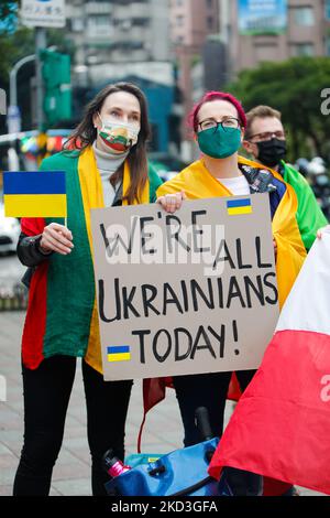 Demonstranten, die Plakate mit der Aufschlagstischung ‘Wir sind alle Ukrainer heute’ und nationale Flaggen der Ukraine und Litauens hielten, während eines Protestes gegen russische Live-Feuer-Angriffe auf die Ukraine vor der Koordinierungskommission Moskau-Taipei in Taiwan, in Taipei, Taiwan, 25. Februar 2022. Mehrere westliche Länder, darunter die USA und das Vereinigte Königreich, haben Sanktionen gegen Russland verhängt, wobei baltische Staaten, darunter Litauen und Estland, die Ukraine unterstützen. (Foto von Ceng Shou Yi/NurPhoto) Stockfoto