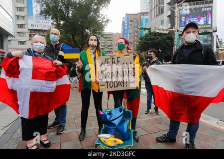 Demonstranten, die Plakate mit der Aufschlagstischung ‘Wir sind alle Ukrainer heute’ halten, und nationale Flaggen der Ukraine, Polens, Estlands und Litauens, während eines Protestes gegen russische Live-Fire-Angriffe auf die Ukraine vor der Koordinierungskommission Moskau-Taipei in Taiwan, in Taipei, Taiwan, 25. Februar 2022. Mehrere westliche Länder, darunter die USA und das Vereinigte Königreich, haben Sanktionen gegen Russland verhängt, wobei baltische Staaten, darunter Litauen und Estland, die Ukraine unterstützen. (Foto von Ceng Shou Yi/NurPhoto) Stockfoto