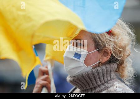 Ein Demonstrator mit einer EU-Flaggenmaske mit einer nationalen A-Flagge der Ukraine während eines Protestes gegen russische Live-Feuer-Angriffe auf die Ukraine vor der Koordinierungskommission Moskau-Taipei in Taiwan, in Taipei, Taiwan, 25. Februar 2022. Mehrere westliche Länder, darunter die USA und das Vereinigte Königreich, haben Sanktionen gegen Russland verhängt, wobei baltische Staaten, darunter Litauen und Estland, die Ukraine unterstützen. (Foto von Ceng Shou Yi/NurPhoto) Stockfoto