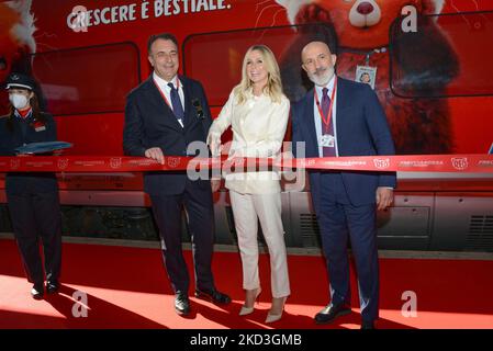 Der Bandschnitt (von links nach rechts): Pietro Diamantini, Serena Autieri, Gioacchino Costa während der Nachrichtenpräsentation des Frecciarossa-Zuges mit Grafiken zum Animationsfilm „Red“ von Disney und Pixar am 25. Februar 2022 im Bahnhof Termini in Rom, Italien (Foto: Gloria Imbrogno/LiveMedia/NurPhoto) Stockfoto