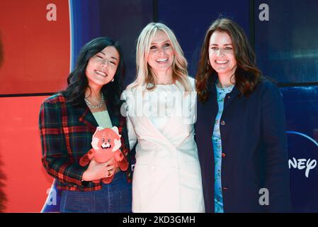 Von links nach rechts: Domee Shi, Serena Autieri, Lindsey Collins während der Nachrichtenpräsentation des Frecciarossa-Zuges mit Grafiken zum Animationsfilm „Red“ von Disney und Pixar am 25. Februar 2022 im Bahnhof Termini in Rom, Italien (Foto: Gloria Imbrogno/LiveMedia/NurPhoto) Stockfoto