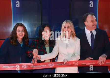 Von links nach rechts: Lindsey Collins, Domee Shi, Serena Autieri, Pietro Diamantini während der Nachrichtenpräsentation des Frecciarossa-Zuges mit Grafiken zum Animationsfilm „Red“ von Disney und Pixar am 25. Februar 2022 im Bahnhof Termini in Rom, Italien (Foto: Gloria Imbrogno/LiveMedia/NurPhoto) Stockfoto