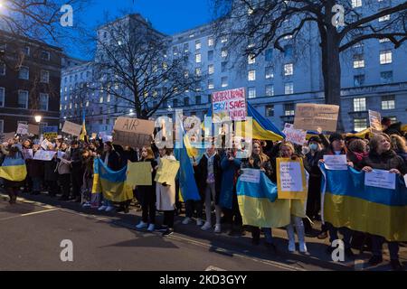 LONDON, VEREINIGTES KÖNIGREICH - 25. FEBRUAR 2022: Ukrainische Menschen und ihre Anhänger demonstrieren vor der Downing Street und fordern den Westen auf, starke Sanktionen gegen Russland zu verhängen, darunter ein Verbot des Energiehandels, Ausschluss aus dem Swift-Zahlungsnetzwerk sowie umfassenderen Sanktionen gegen Einzelpersonen und Unternehmen, die mit dem Kreml in Verbindung stehen, nachdem Wladimir Putin am 25. Februar 2022 in London, England, eine umfassende militärische Invasion in das ukrainische Territorium eingeleitet hatte. (Foto von Wiktor Szymanowicz/NurPhoto) Stockfoto