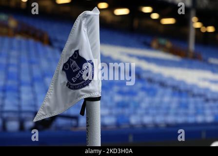 Goodison Park, Liverpool, Großbritannien. 5.. November 2022. Premier League Football, Everton gegen Leicester City: Das Everton FC-Vereinswappen auf einer Eckflagge am Gwladys Street End Credit: Action Plus Sports/Alamy Live News Stockfoto