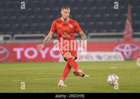 Toby Alderweireld (4) von Al Duhail am Ball beim QNB Stars League-Spiel zwischen Al Sadd und Al Duhail am 25. Februar 2022 im Jassim bin Hamad Stadium in Doha, Katar. (Foto von Simon Holmes/NurPhoto) Stockfoto