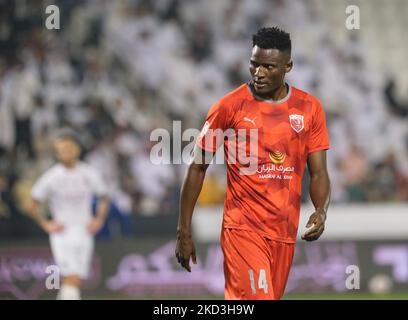 Michael Olnicht (14) von Al Duhail in Aktion beim QNB Stars League-Spiel zwischen Al Sadd und Al Duhail am 25. Februar 2022 im Jassim bin Hamad Stadium in Doha, Katar. (Foto von Simon Holmes/NurPhoto) Stockfoto