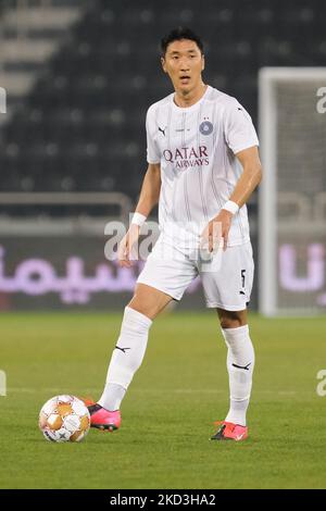 Jung Woo-Young (5) von Al Sadd am 25. Februar 2022 im Jassim bin Hamad Stadium in Doha, Katar, beim QNB Stars League-Spiel zwischen Al Sadd und Al Duhail am Ball. (Foto von Simon Holmes/NurPhoto) Stockfoto