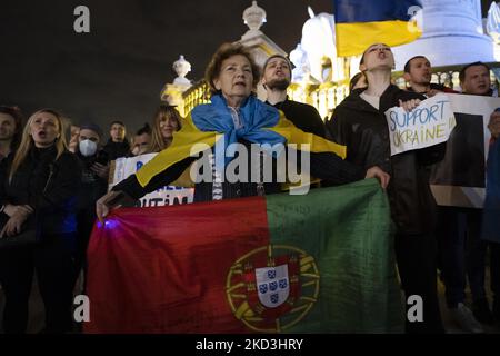 Demonstranten halten Transparente, die die Ukraine unterstützen und ein Ende des vom russischen Volk ausgerufen Krieges fordern. Lissabon, Den 25. Februar 2022. Hunderte von Demonstranten versammelten sich in Praça de Comercio, um ihre Stimme des Protests gegen die russische Invasion und die Forderung nach Beendigung der Feindseligkeiten gegen das ukrainische Volk zu erheben. (Foto von Jorge Mantilla/NurPhoto) Stockfoto