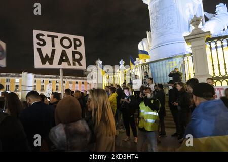 Demonstranten halten Transparente, die die Ukraine unterstützen und ein Ende des vom russischen Volk ausgerufen Krieges fordern. Lissabon, Den 25. Februar 2022. Hunderte von Demonstranten versammelten sich in PraÃ§a de Comercio, um ihre Stimme des Protests gegen die russische Invasion und die Forderung nach Beendigung der Feindseligkeiten gegen das ukrainische Volk zu erheben. (Foto von Jorge Mantilla/NurPhoto) Stockfoto