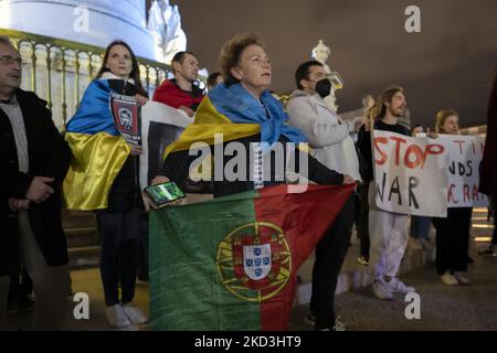 Demonstranten halten Transparente, die die Ukraine unterstützen und ein Ende des vom russischen Volk ausgerufen Krieges fordern. Lissabon, Den 25. Februar 2022. Hunderte von Demonstranten versammelten sich in PraÃ§a de Comercio, um ihre Stimme des Protests gegen die russische Invasion und die Forderung nach Beendigung der Feindseligkeiten gegen das ukrainische Volk zu erheben. (Foto von Jorge Mantilla/NurPhoto) Stockfoto